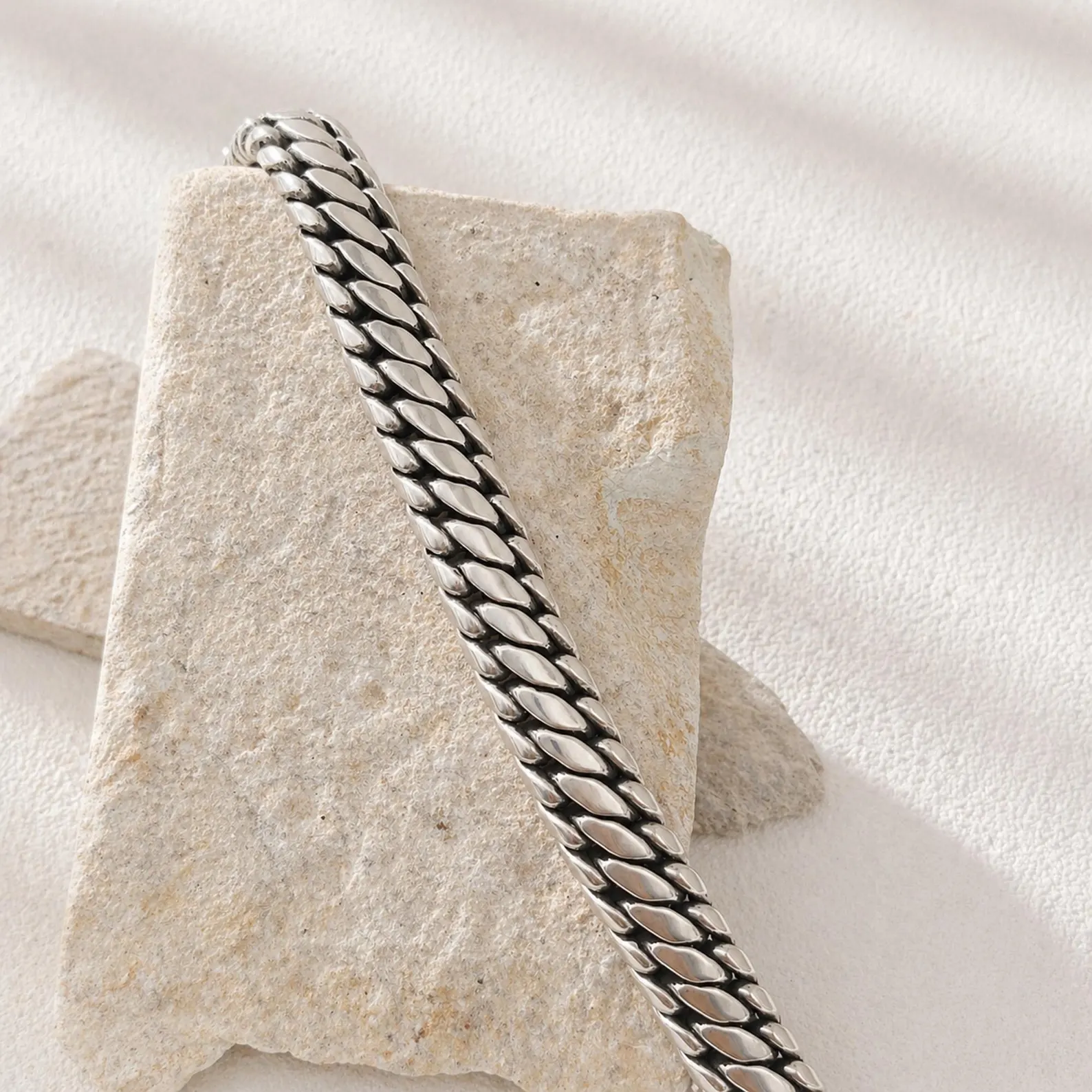 10mm Cuban Chain Bracelet Close-up Detail