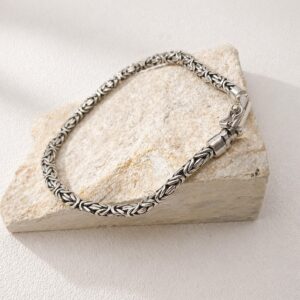 Elegant handmade chain bracelet with interlocking pattern
